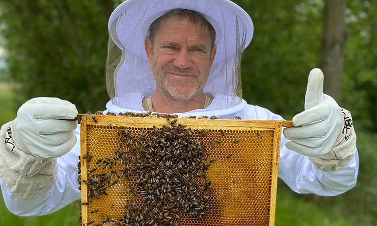 Steve Backshall vyměňuje vrcholové predátory za britské včely v nové velkolepé sérii